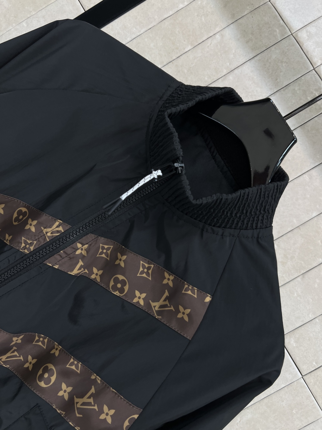 L家 25早秋新款 老花拼接冲锋衣短款外套 立领插肩短款版型 上身休闲帅气 独特老花斜杠拼接装饰 定制的