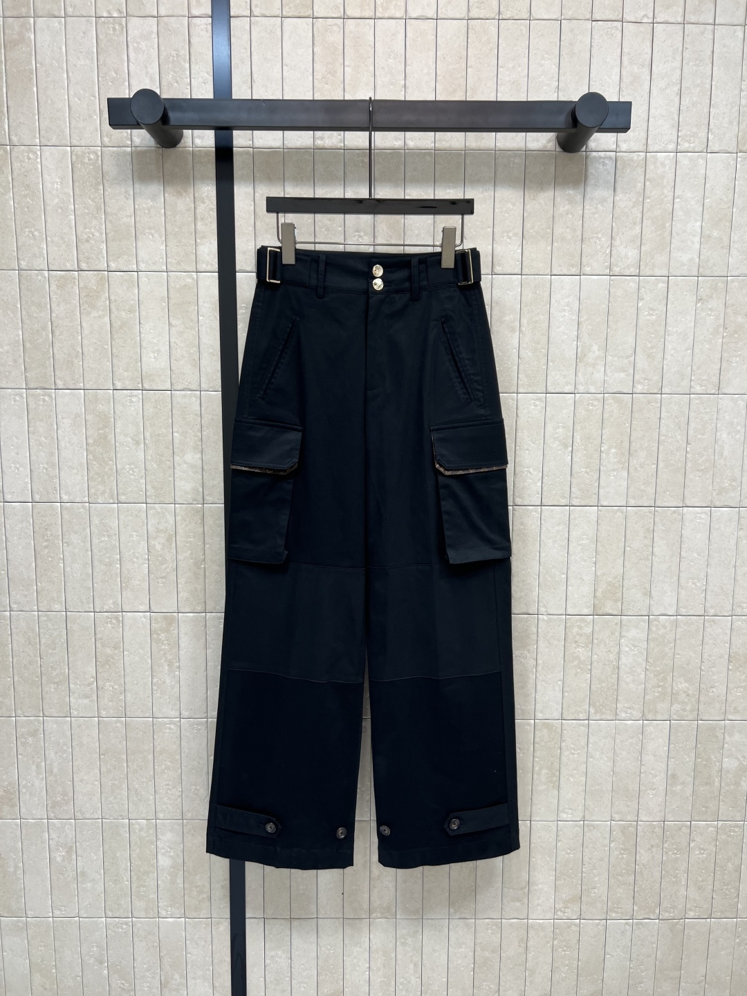 NO:471588,L Home 25 early autumn new style, belt buckle decoration high-waisted work pants, American street belt feel, unique old-fashioned leather decoration work pocket design, super cool and handsome when walking, the fabric is also very cool and handsome, the upper body is super versatile, cool and show the figure, super fashionable, two colors and three codes, SML 9,,louis vuitton,alexander wang19860909L家 25早秋新款 腰带扣装饰高腰工装裤 美式街头带感 独特老花皮革装饰工装口袋设计 走起路来超级拉风 面料也是那种很酷帅的 上身超级百搭 酷帅又显身材 超级时髦 两色三码 SML 9,,louis vuitton,alexander wang,Women's clothing