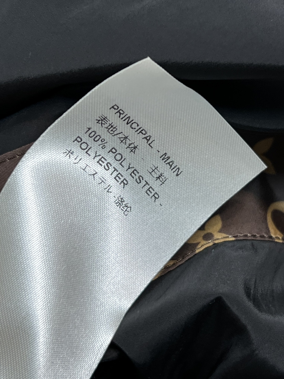 L家 25早秋新款 老花拼接冲锋衣短款外套 立领插肩短款版型 上身休闲帅气 独特老花斜杠拼接装饰 定制的