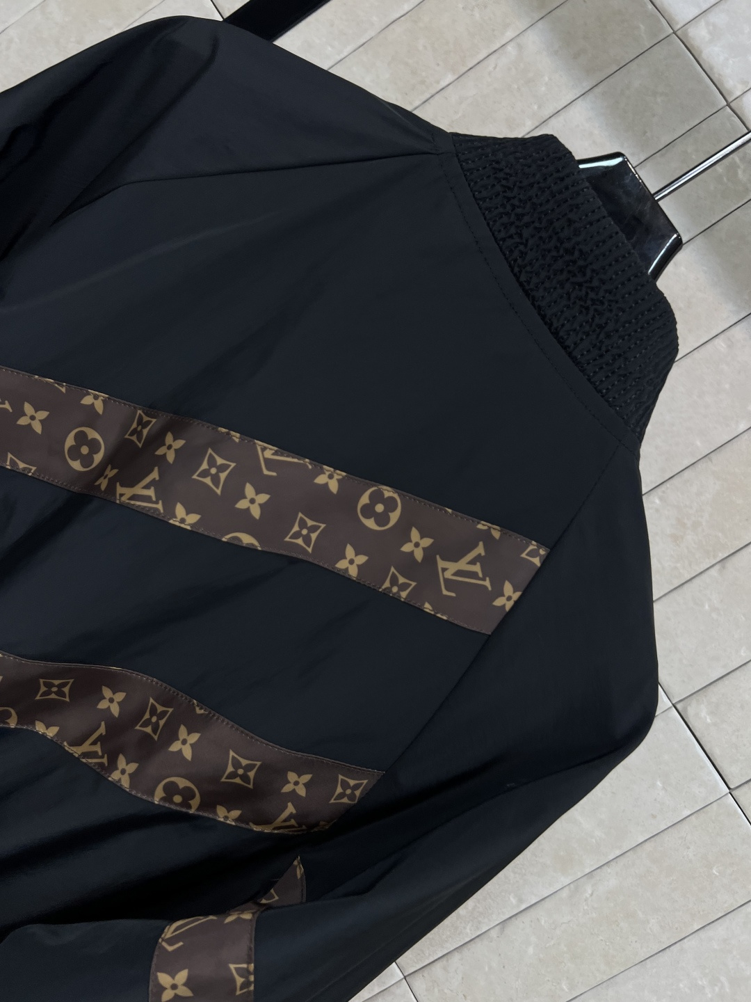 L家 25早秋新款 老花拼接冲锋衣短款外套 立领插肩短款版型 上身休闲帅气 独特老花斜杠拼接装饰 定制的