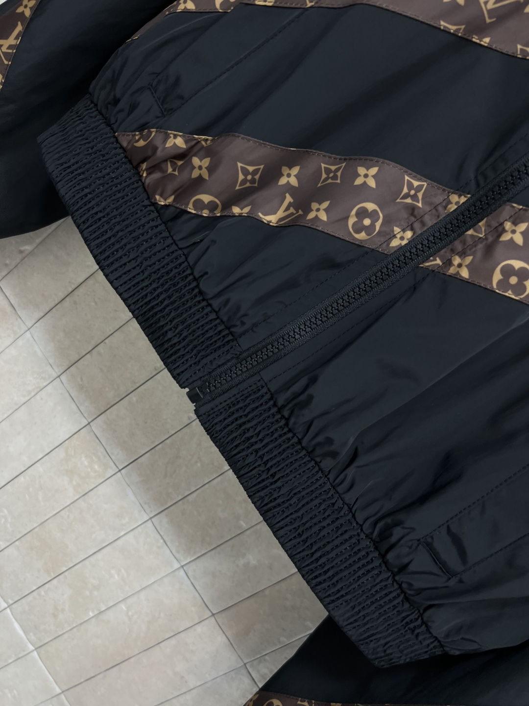 L家 25早秋新款 老花拼接冲锋衣短款外套 立领插肩短款版型 上身休闲帅气 独特老花斜杠拼接装饰 定制的