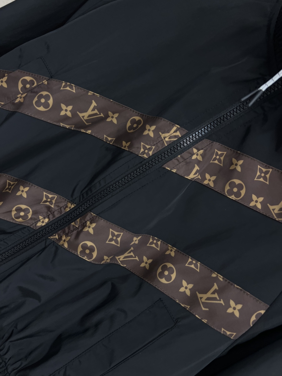 L家 25早秋新款 老花拼接冲锋衣短款外套 立领插肩短款版型 上身休闲帅气 独特老花斜杠拼接装饰 定制的