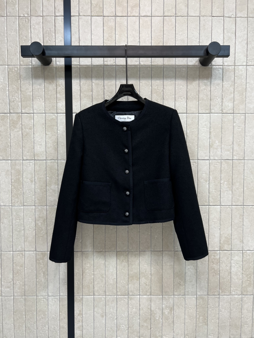 NO:472425,D Home 25 early autumn new round neck wool coat short and delicate to enhance the spirit Small round neck to modify the neck highlights the simple and handsome beauty The inner can be matched with a high-neck lapel or any shape. Classic and versatile and not picky. Easy to grasp the simple Korean style. Calm and friendly temperament. Low-key and practical wear. Simple and casual. Must-have for daily leisure. One color three-code Size/S-M-L,,dior, jackets & coats,alexander wang19860909D家 25早秋新款 圆领毛呢外套 短小精干 提升精气神 小圆领修饰脖颈 凸显简练帅气的美感 内里可搭配高领翻领或任意造型 经典百搭不挑人 轻松拿捏韩系简约风格 气质沉稳亲和 低调实穿 简单率性 日常休闲必备 一色三码Size/S-M-L,,dior,jackets & coats,alexander wang,Women's clothing