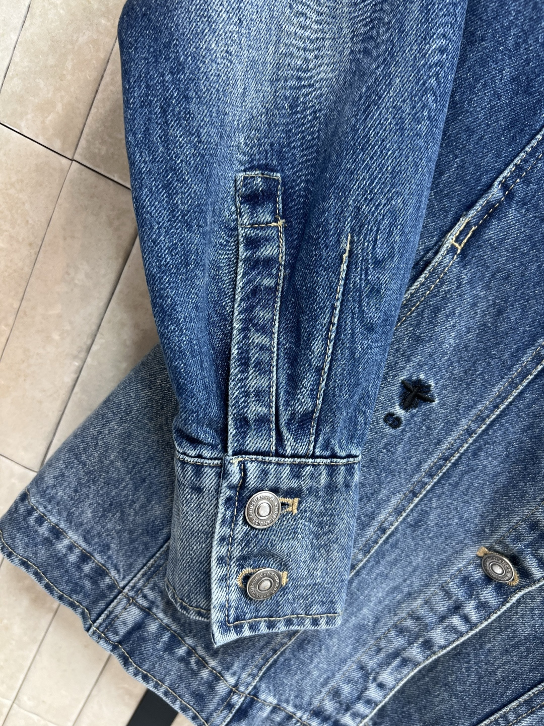 D家 25早秋新款 牛仔修身夹克外套 翻领修身立领剪裁 上身帅气百搭又显瘦 原版开发logo纽扣配件 里