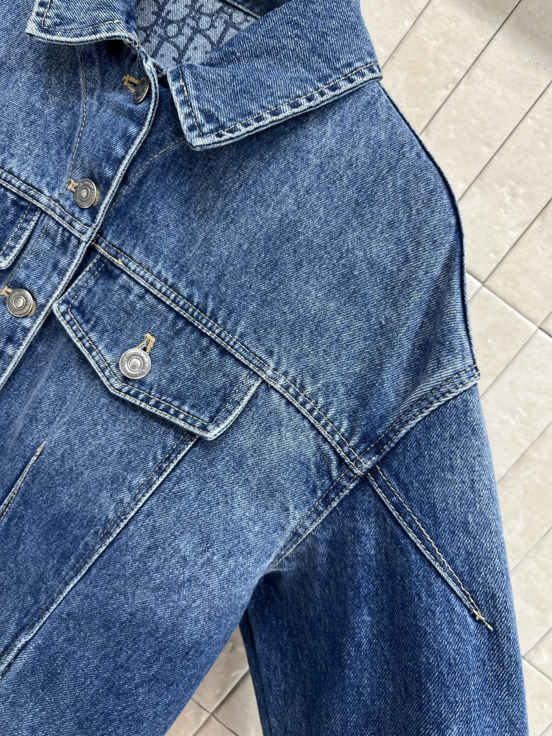 D家 25早秋新款 牛仔修身夹克外套 翻领修身立领剪裁 上身帅气百搭又显瘦 原版开发logo纽扣配件 里