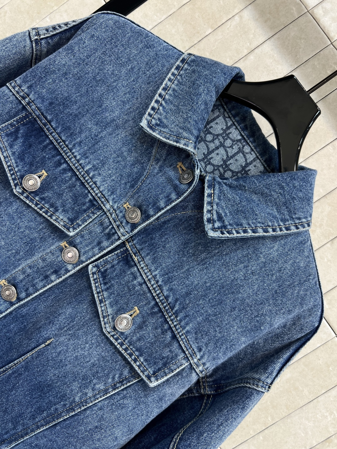 D家 25早秋新款 牛仔修身夹克外套 翻领修身立领剪裁 上身帅气百搭又显瘦 原版开发logo纽扣配件 里