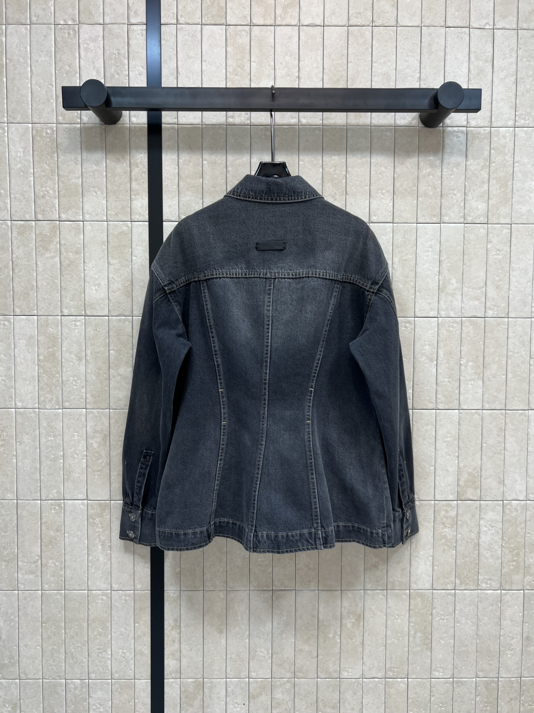 D家 25早秋新款 牛仔修身夹克外套 翻领修身立领剪裁 上身帅气百搭又显瘦 原版开发logo纽扣配件 里