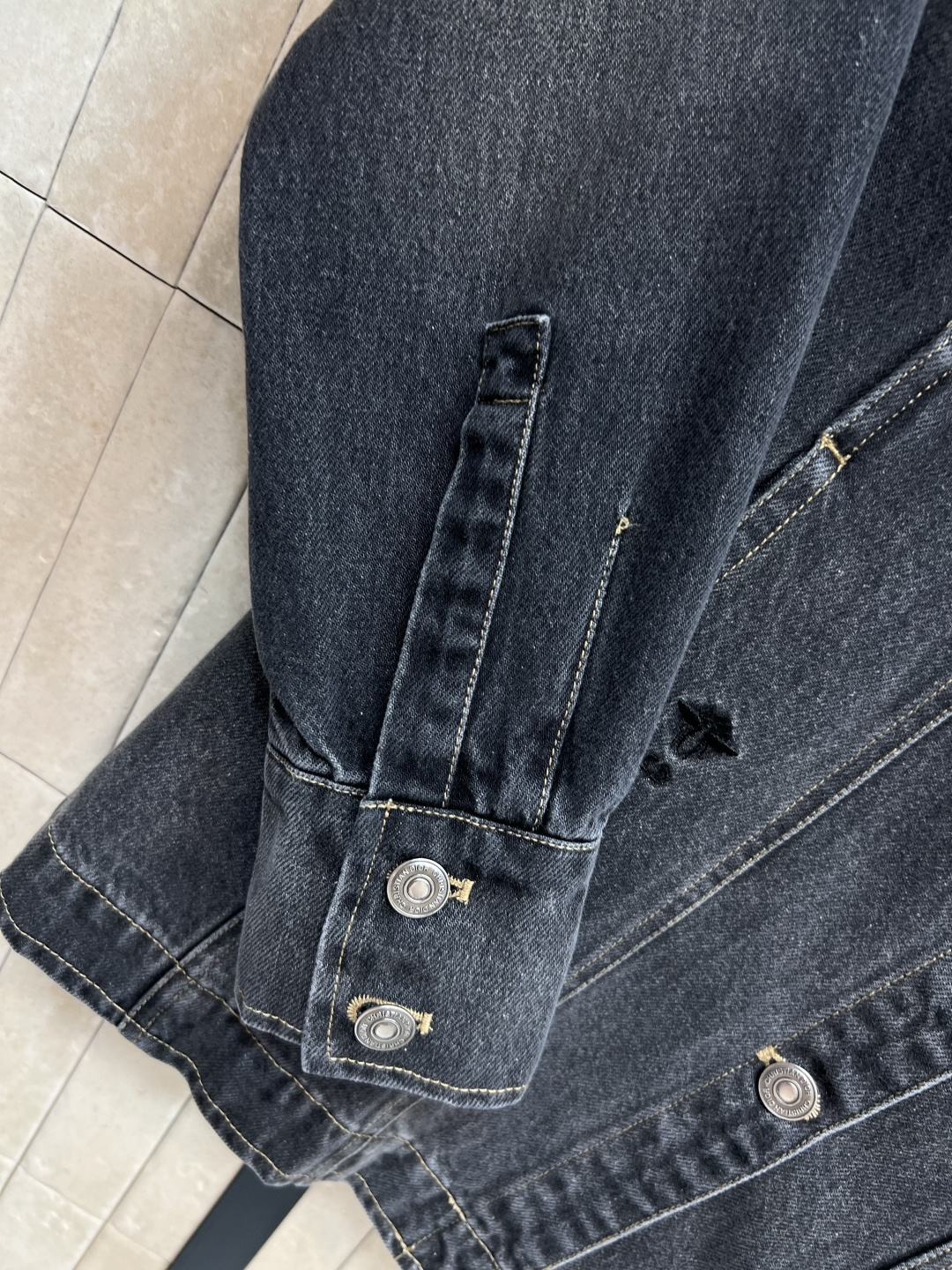 D家 25早秋新款 牛仔修身夹克外套 翻领修身立领剪裁 上身帅气百搭又显瘦 原版开发logo纽扣配件 里