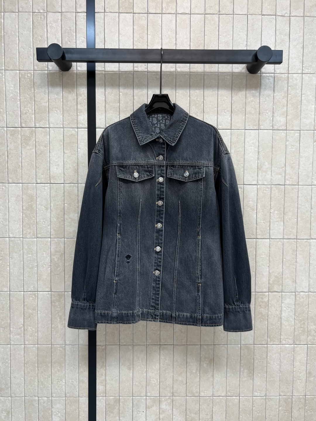 NO:472461,D Home 25 early autumn new denim slim jacket jacket with lapel slim-fitting collar tailoring, handsome, versatile and slim upper body Original development logo button accessories Classic D letter design inside Handsome and stylish Original customized jacquard denim fabric Retro versatile and age-reducing styles All year round You can wear it effortlessly fashionable Men and women gay Size/S-M-L- XL,,dior, jackets & coats, jackets & coats, alexander wang19860909D家 25早秋新款 牛仔修身夹克外套 翻领修身立领剪裁 上身帅气百搭又显瘦 原版开发logo纽扣配件 里面经典的D字母设计 上身帅气又时髦有型 原版定制的提花牛仔面料 复古百搭又减龄 一年四季都能穿的款 有种不费力的时髦 男女同码 两色四码Size/S-M-L- XL,,dior,jackets & coats,jackets & coats,alexander wang,Women's clothing