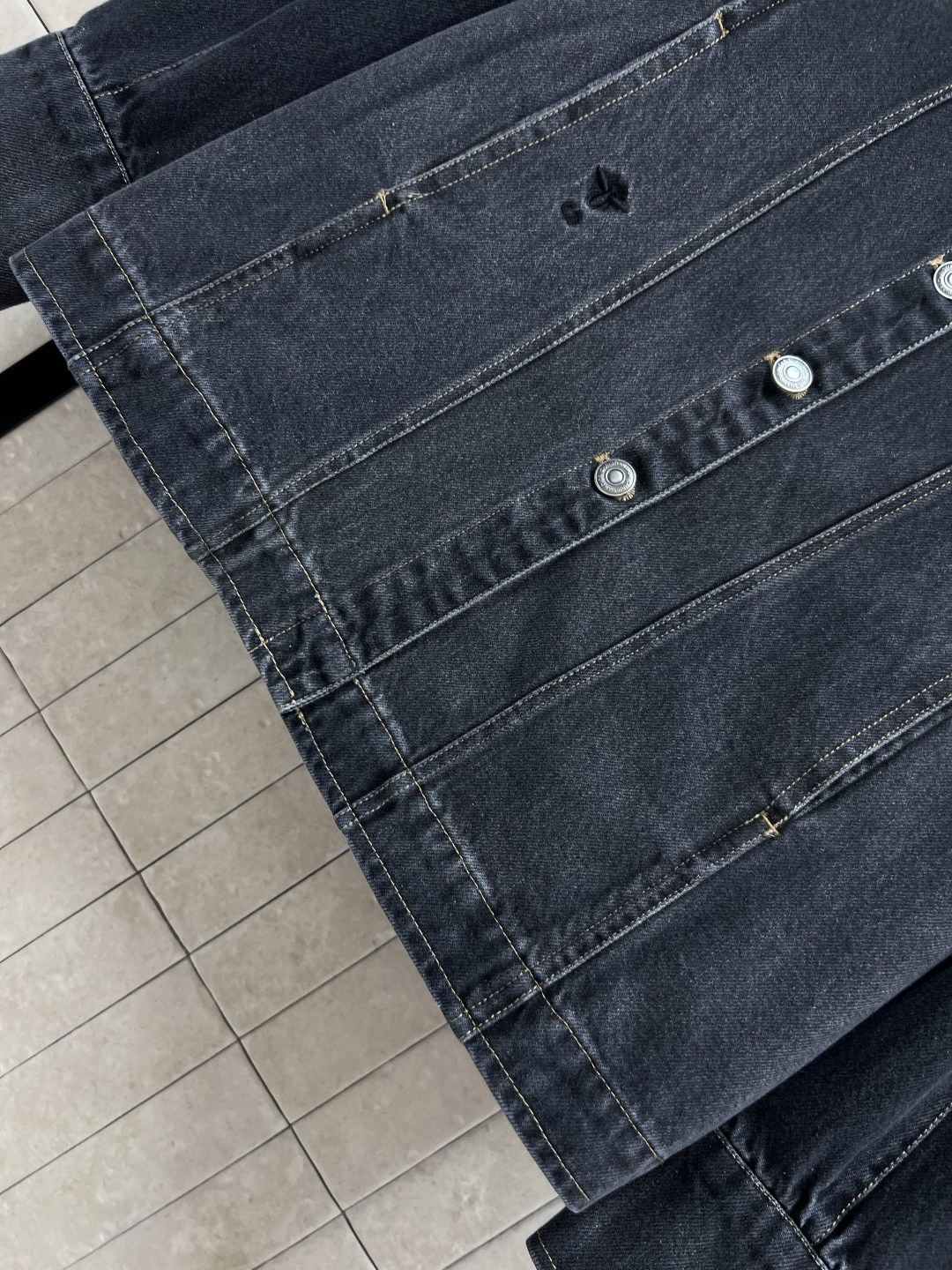 D家 25早秋新款 牛仔修身夹克外套 翻领修身立领剪裁 上身帅气百搭又显瘦 原版开发logo纽扣配件 里