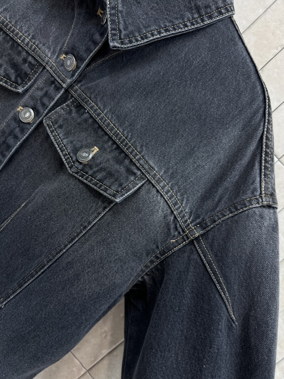 D家 25早秋新款 牛仔修身夹克外套 翻领修身立领剪裁 上身帅气百搭又显瘦 原版开发logo纽扣配件 里