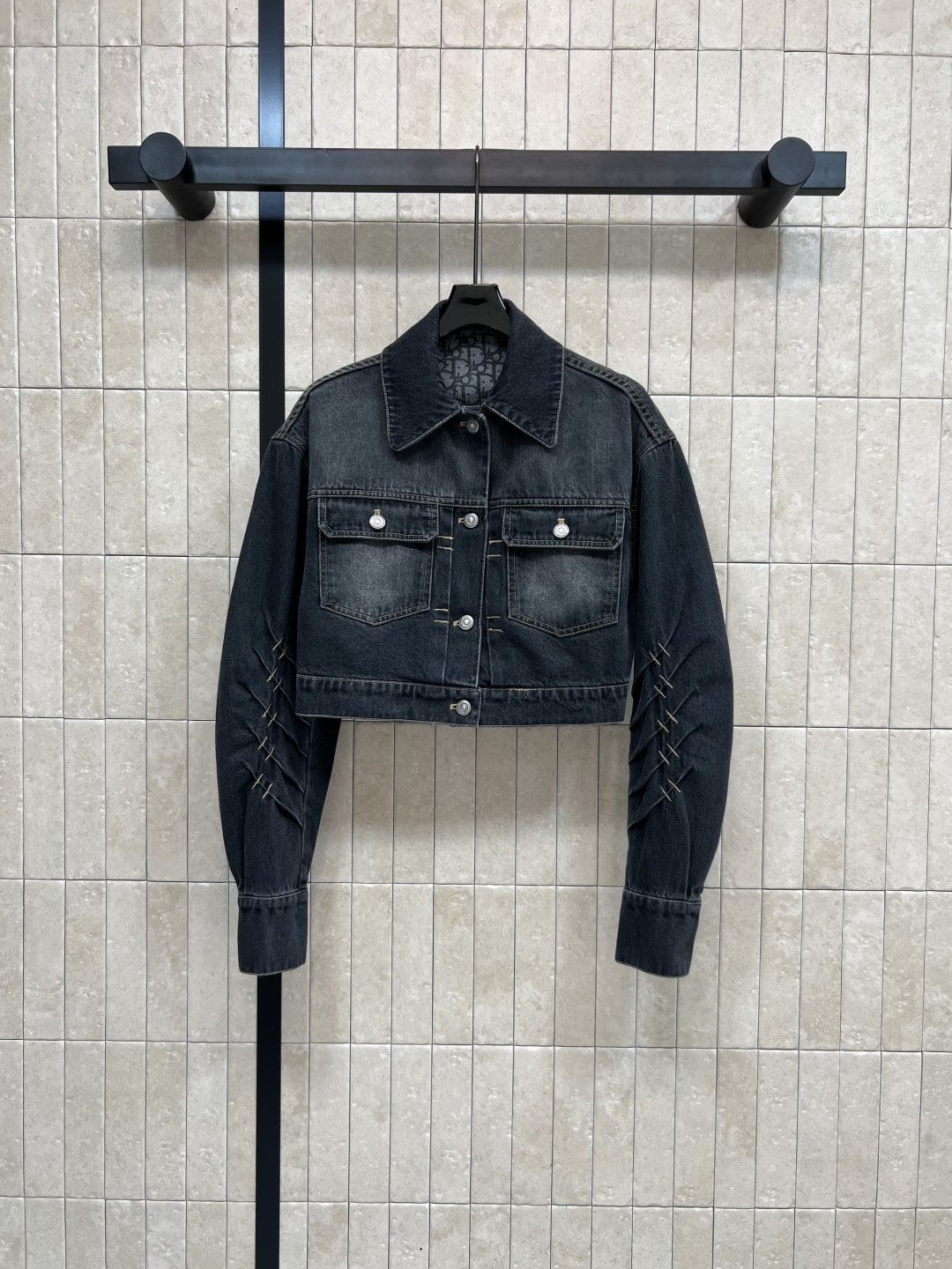 NO:472449,D Home 25 early autumn new denim short jacket jacket, handsome short denim jacket with a full sense of design, super cool, short style fashionable and high-end sleeve heavy-duty design, fashionable and detachable protective clothing hem, customized inner D letter jacquard denim fabric, the upper body shows the body proportions, sweet and salty temperament, fashionable and handsome, one color four-code SMLXL,,dior, jackets & coats, jackets & coats, alexander wang19860909D家 25早秋新款 牛仔短款夹克外套 设计感十足的帅气短款牛仔夹克外套 超酷飒 短款版型时髦又高级 衣袖重工设计 时髦感十足 内里可拆卸的防护衣摆 定制内里D字母提花牛仔面料 上身非常显身材比例 可甜可盐气质时髦又帅气 一色四码SMLXL,,dior,jackets & coats,jackets & coats,alexander wang,Women's clothing