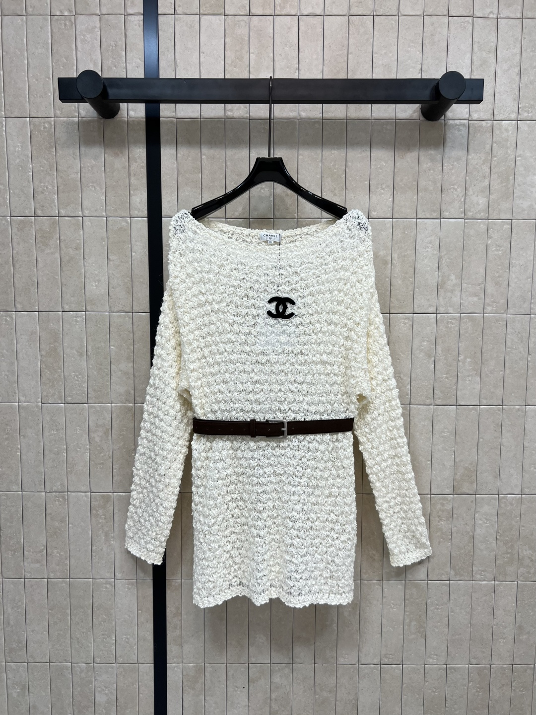 NO:472438,Xiaoxiangjia 25 early autumn new style, belt decorative knitted silhouette, large logo embellishment in the middle, eye-catching and eye-catching in 1 second, delivery belt waist-hugging, simple and big brand, basic loose style, versatile and not picky, slim and fashionable, must-have for fashionable, soft and glutinous upper body, super comfortable, daily casual recommendation, small color three-code Size/S-M-L,,chanel, alexander wang19860909小香家 25早秋新款 腰带装饰针织罩衫 中间大logo点缀 1秒的吸睛抢镜 配送腰带收腰 简约又大牌 基础宽松版型上身百搭不挑人 显瘦时尚 时髦精必入 软糯糯的上身超舒适 日常休闲推荐 小色三码Size/S-M-L,,chanel,alexander wang,Women's clothing