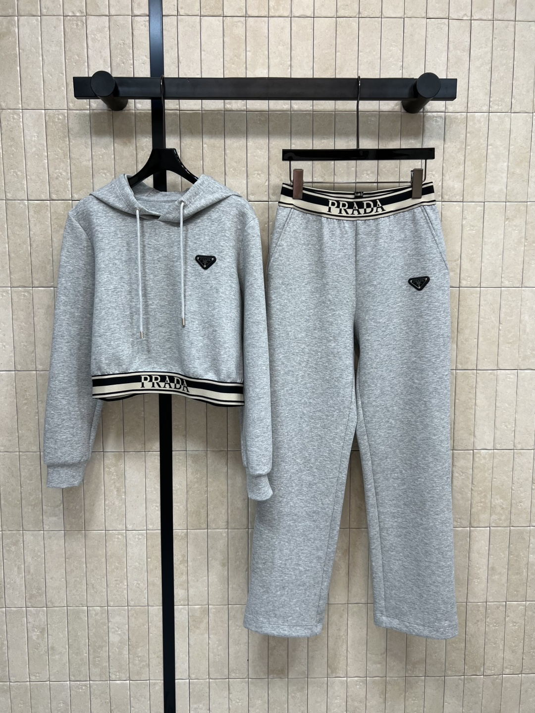 NO:472456,PD Home 25 early autumn new style, triangle logo fashionable casual suit, hooded short sweatshirt + high waist hoodie, a set of matching, classic triangle punctuation, striped logo elastic waistband, ultra-high recognition and easy to get fashionable style, short top with high waist pants, top body is 1.8 meters tall, model figure for sale, two colors and three-code Size/S-M-L,,dior,hoodie, sweatshirts,hats,alexander wang19860909PD家 25早秋新款 三角标时髦休闲套装 连帽廓形短款卫衣+高腰卫裤 绝绝子一套搭配 经典三角标点辍 条纹logo松紧带收腰 拥有超高辨识度并且轻松get到时髦范 短款的上衣搭配高腰裤子 上身就是一米八模特身材 一套出售 两色三码Size/S-M-L,,dior,hoodie,sweatshirts,hats,alexander wang,Women's clothing