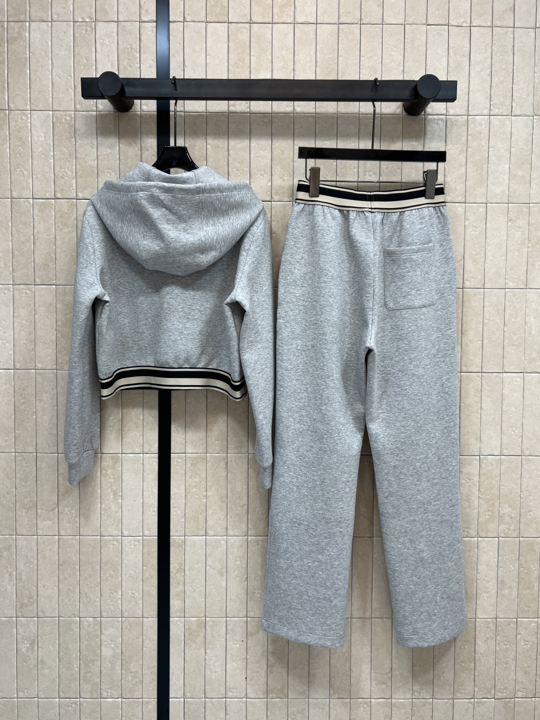 PD家 25早秋新款 三角标时髦休闲套装 连帽廓形短款卫衣+高腰卫裤 绝绝子一套搭配 经典三角标点辍 条