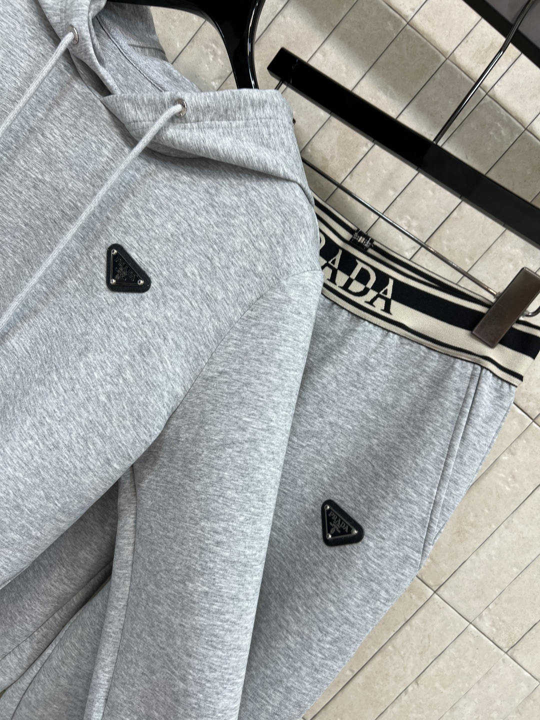 PD家 25早秋新款 三角标时髦休闲套装 连帽廓形短款卫衣+高腰卫裤 绝绝子一套搭配 经典三角标点辍 条