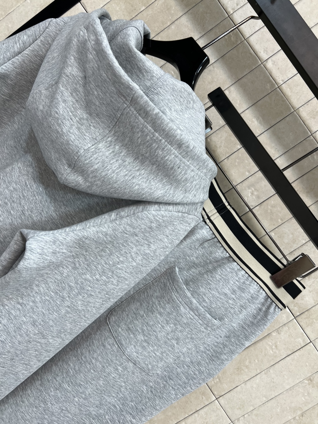 PD家 25早秋新款 三角标时髦休闲套装 连帽廓形短款卫衣+高腰卫裤 绝绝子一套搭配 经典三角标点辍 条