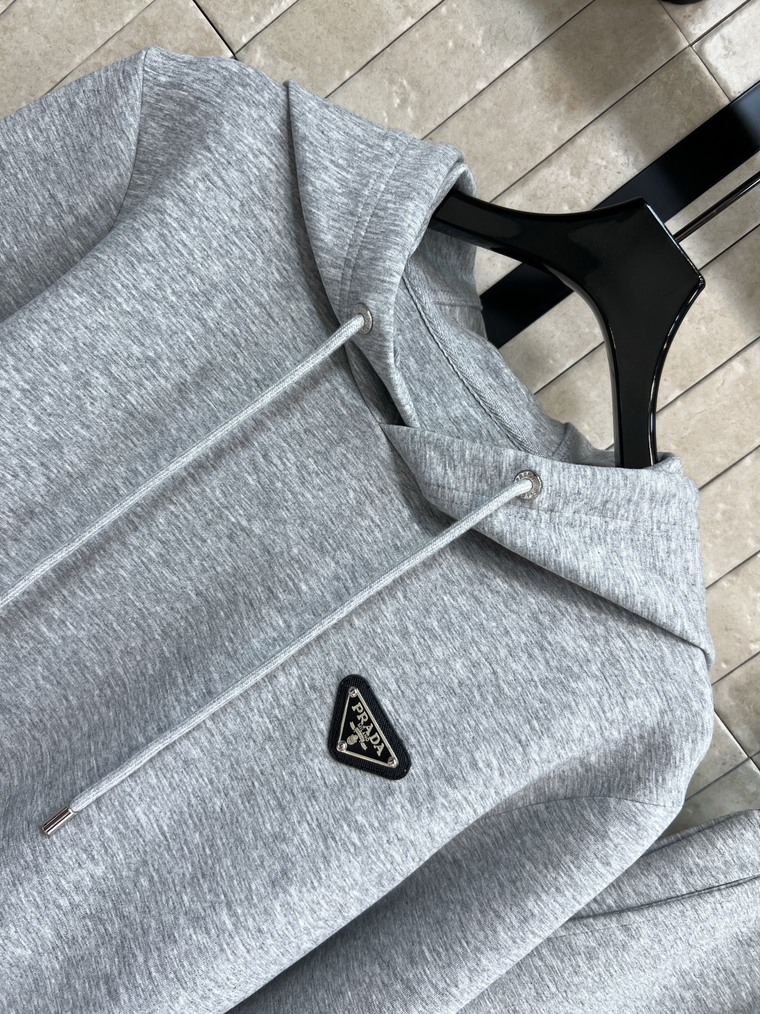 PD家 25早秋新款 三角标时髦休闲套装 连帽廓形短款卫衣+高腰卫裤 绝绝子一套搭配 经典三角标点辍 条