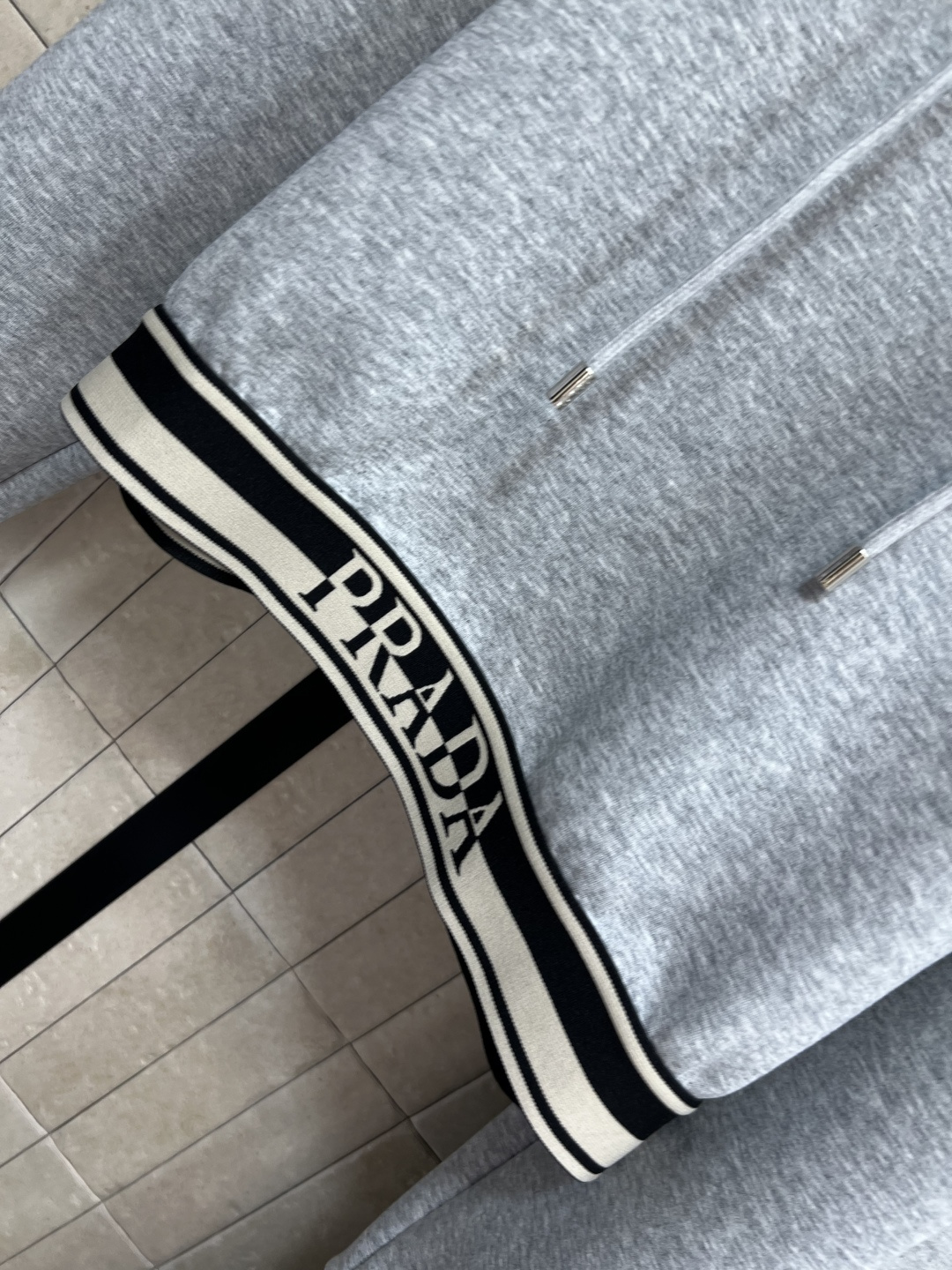 PD家 25早秋新款 三角标时髦休闲套装 连帽廓形短款卫衣+高腰卫裤 绝绝子一套搭配 经典三角标点辍 条