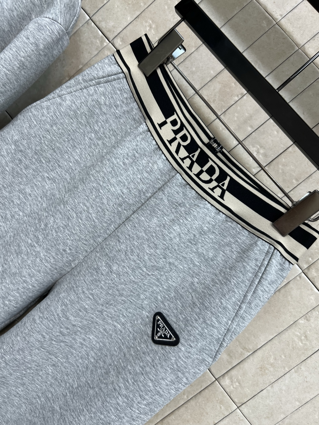 PD家 25早秋新款 三角标时髦休闲套装 连帽廓形短款卫衣+高腰卫裤 绝绝子一套搭配 经典三角标点辍 条