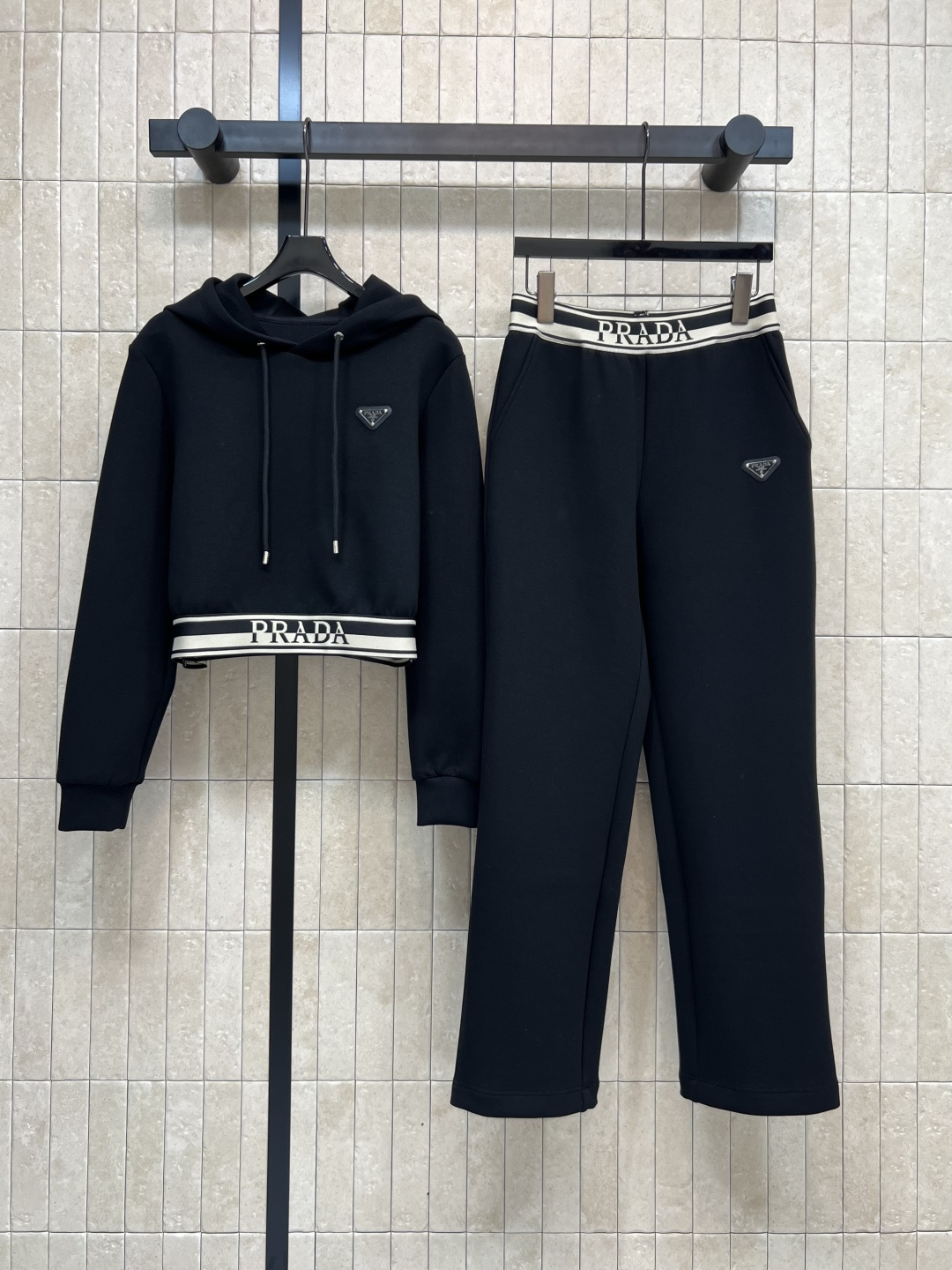 NO:472468,PD Home 25 early autumn new style, triangle logo fashionable casual suit, hooded short sweatshirt + high waist hoodie, a set of matching, classic triangle punctuation, striped logo elastic waistband, ultra-high recognition and easy to get fashionable style, short top with high waist pants, top body is 1.8 meters tall, model figure for sale, two colors and three-code Size/S-M-L,,dior,hoodie, sweatshirts,hats,alexander wang19860909PD家 25早秋新款 三角标时髦休闲套装 连帽廓形短款卫衣+高腰卫裤 绝绝子一套搭配 经典三角标点辍 条纹logo松紧带收腰 拥有超高辨识度并且轻松get到时髦范 短款的上衣搭配高腰裤子 上身就是一米八模特身材 一套出售 两色三码Size/S-M-L,,dior,hoodie,sweatshirts,hats,alexander wang,Women's clothing