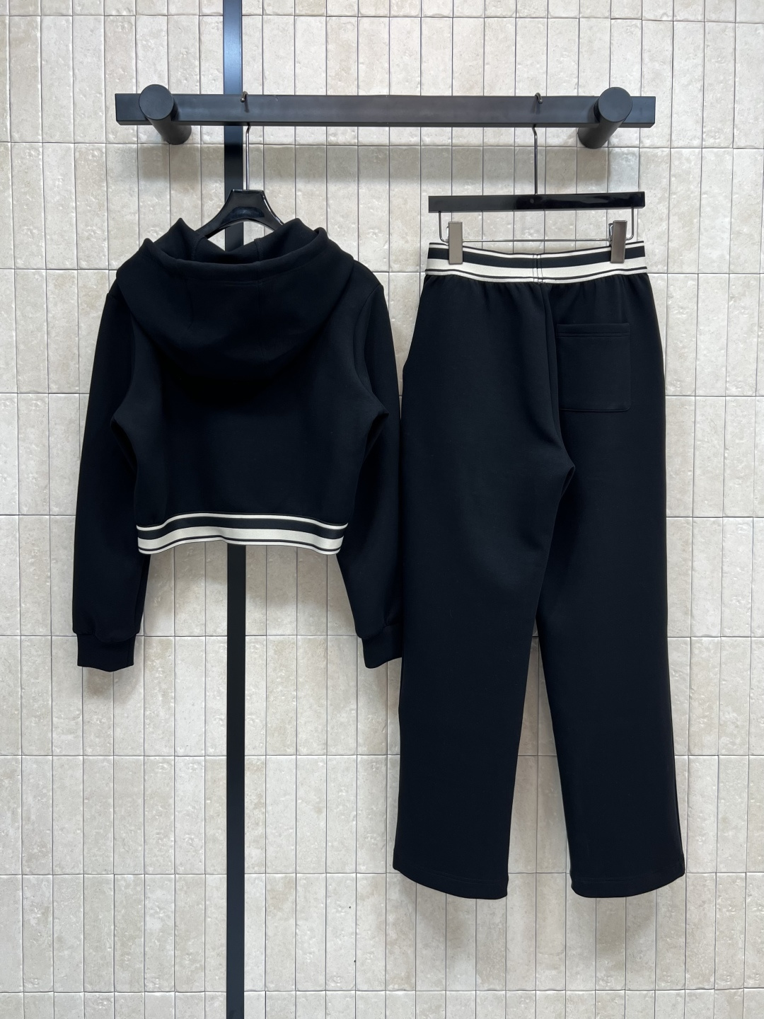 PD家 25早秋新款 三角标时髦休闲套装 连帽廓形短款卫衣+高腰卫裤 绝绝子一套搭配 经典三角标点辍 条