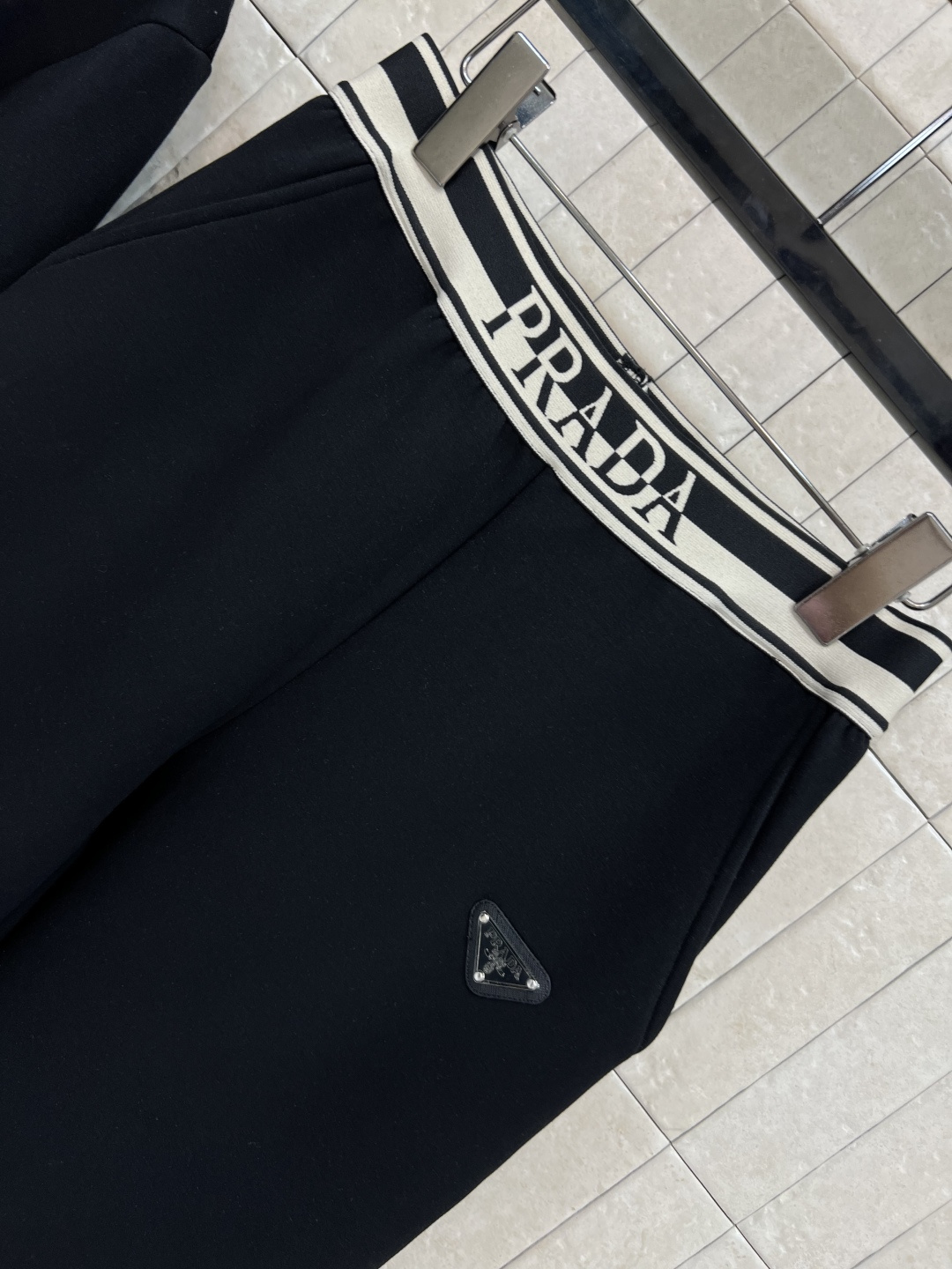 PD家 25早秋新款 三角标时髦休闲套装 连帽廓形短款卫衣+高腰卫裤 绝绝子一套搭配 经典三角标点辍 条