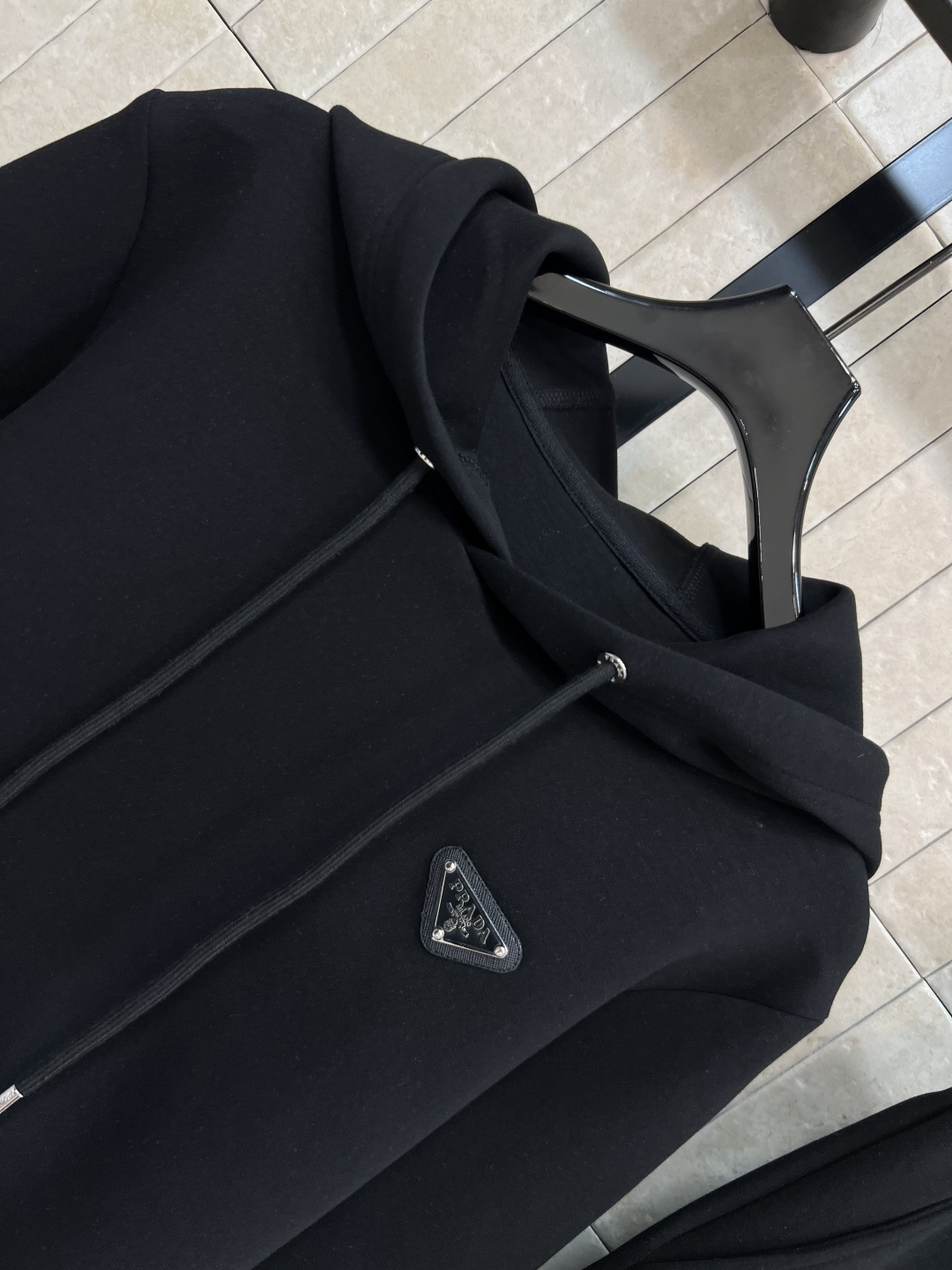 PD家 25早秋新款 三角标时髦休闲套装 连帽廓形短款卫衣+高腰卫裤 绝绝子一套搭配 经典三角标点辍 条