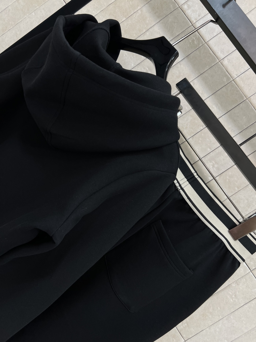 PD家 25早秋新款 三角标时髦休闲套装 连帽廓形短款卫衣+高腰卫裤 绝绝子一套搭配 经典三角标点辍 条