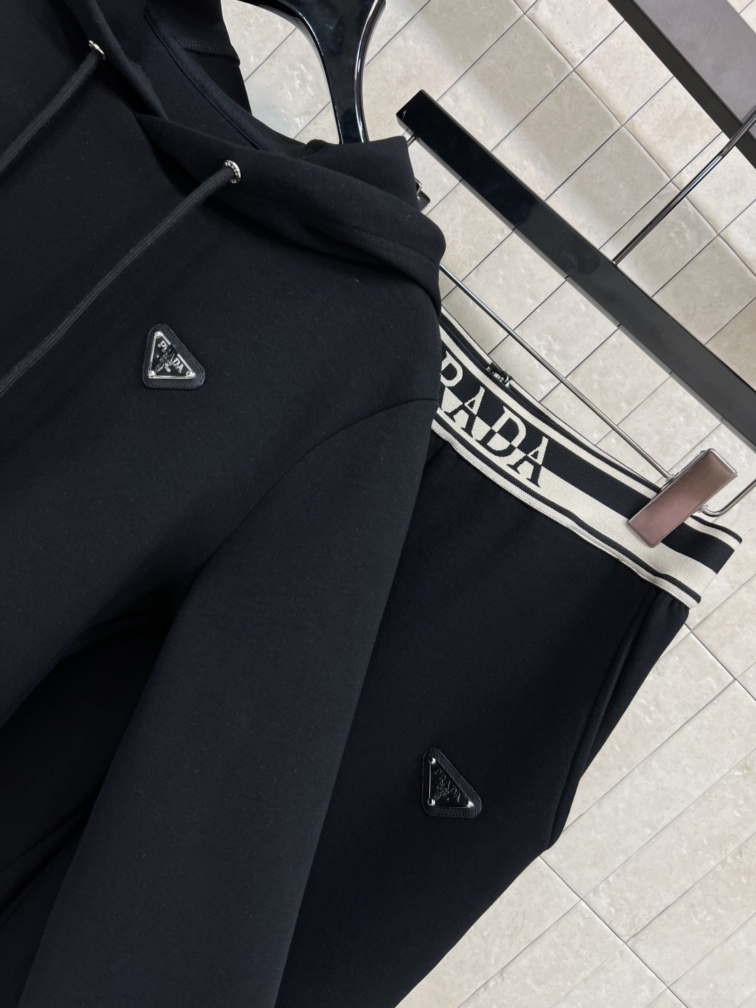 PD家 25早秋新款 三角标时髦休闲套装 连帽廓形短款卫衣+高腰卫裤 绝绝子一套搭配 经典三角标点辍 条