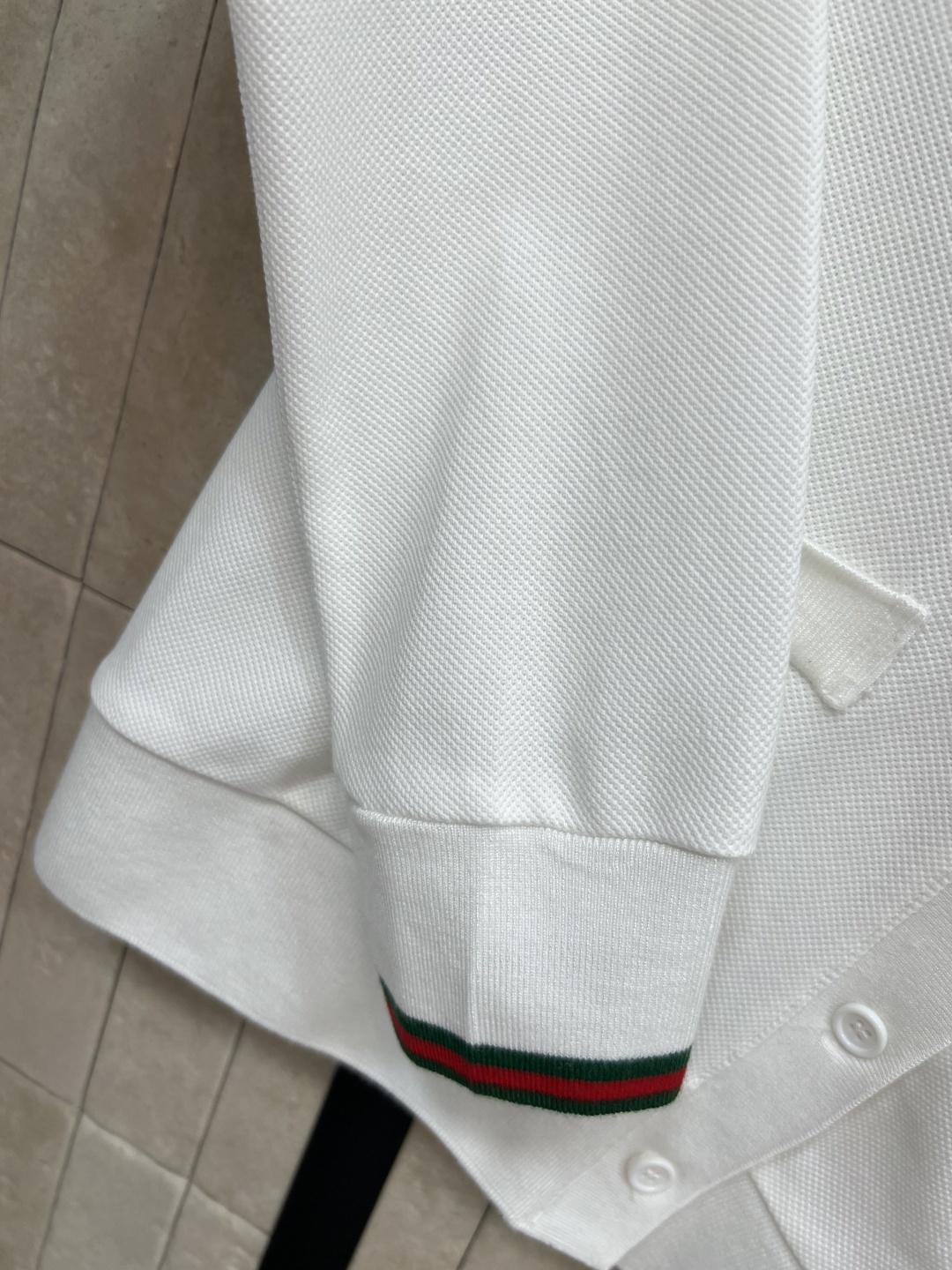 G家 25早秋冬新款 V领长袖开衫 衣袖品牌经典红绿织带 点缀大气时髦 耐看好穿 宽松的直身版型  松弛