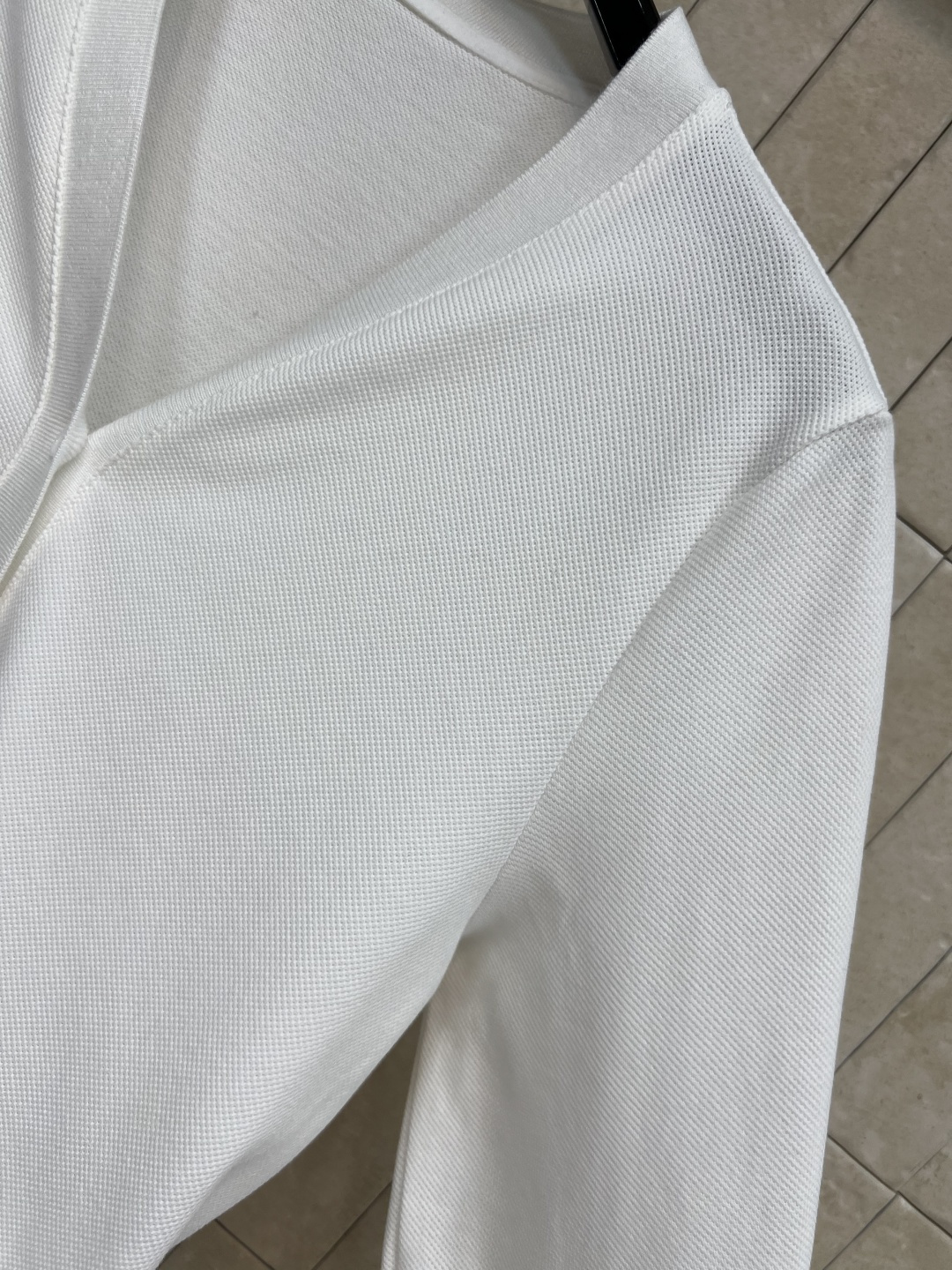 G家 25早秋冬新款 V领长袖开衫 衣袖品牌经典红绿织带 点缀大气时髦 耐看好穿 宽松的直身版型  松弛