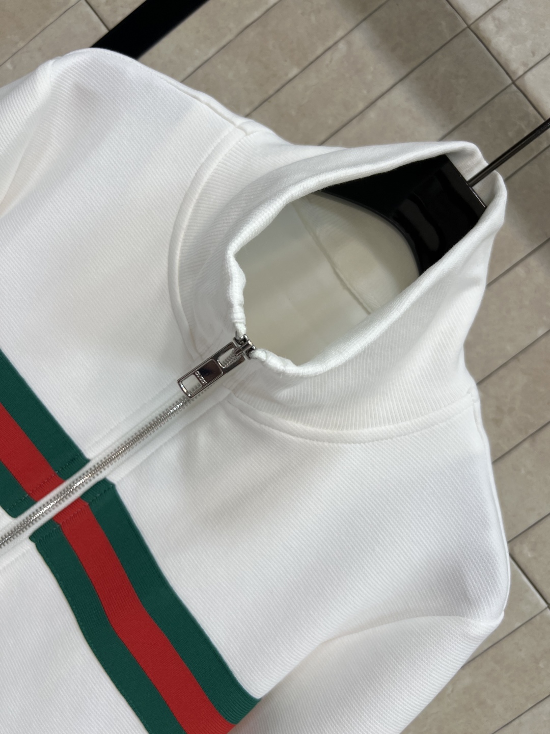 G家 25早秋新款 立领拉链休闲外套 胸前标志性 品牌经典红绿条纹设计 上身效果绝了 休闲宽松版型显瘦又