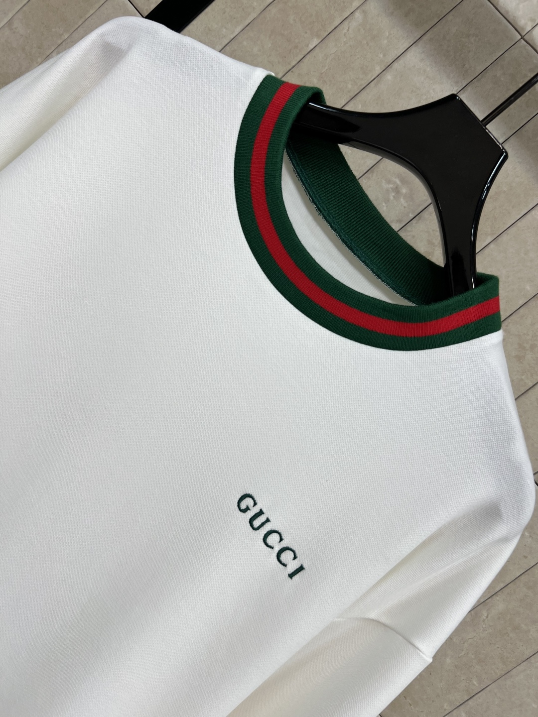 G家 25早秋新款 圆领长袖卫衣 领口.衣袖.下摆经典的红绿织带标识 纯白色系圆领宽松套头卫衣 经典耐看