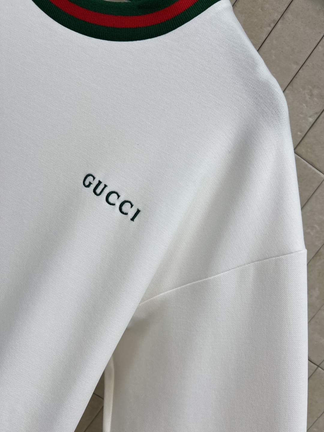 G家 25早秋新款 圆领长袖卫衣 领口.衣袖.下摆经典的红绿织带标识 纯白色系圆领宽松套头卫衣 经典耐看