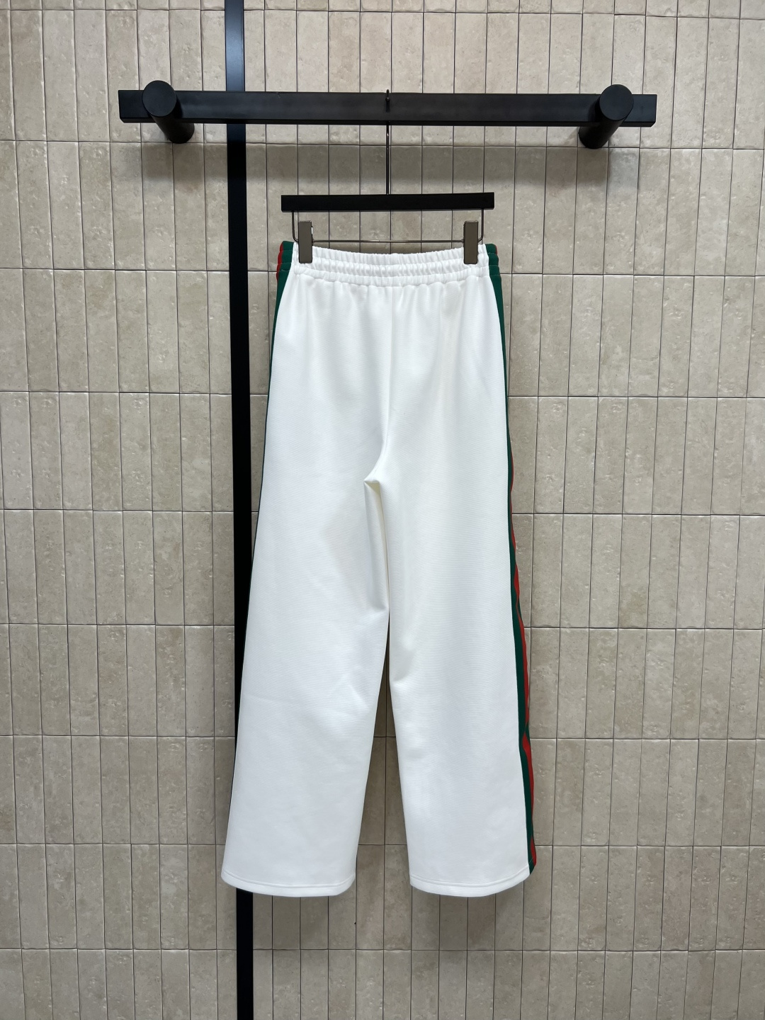 G家 25早秋新款 高腰阔腿卫裤 裤子侧边红绿织带标识 经典耐看大气时髦 搭配同系列上衣 上身运动休闲又