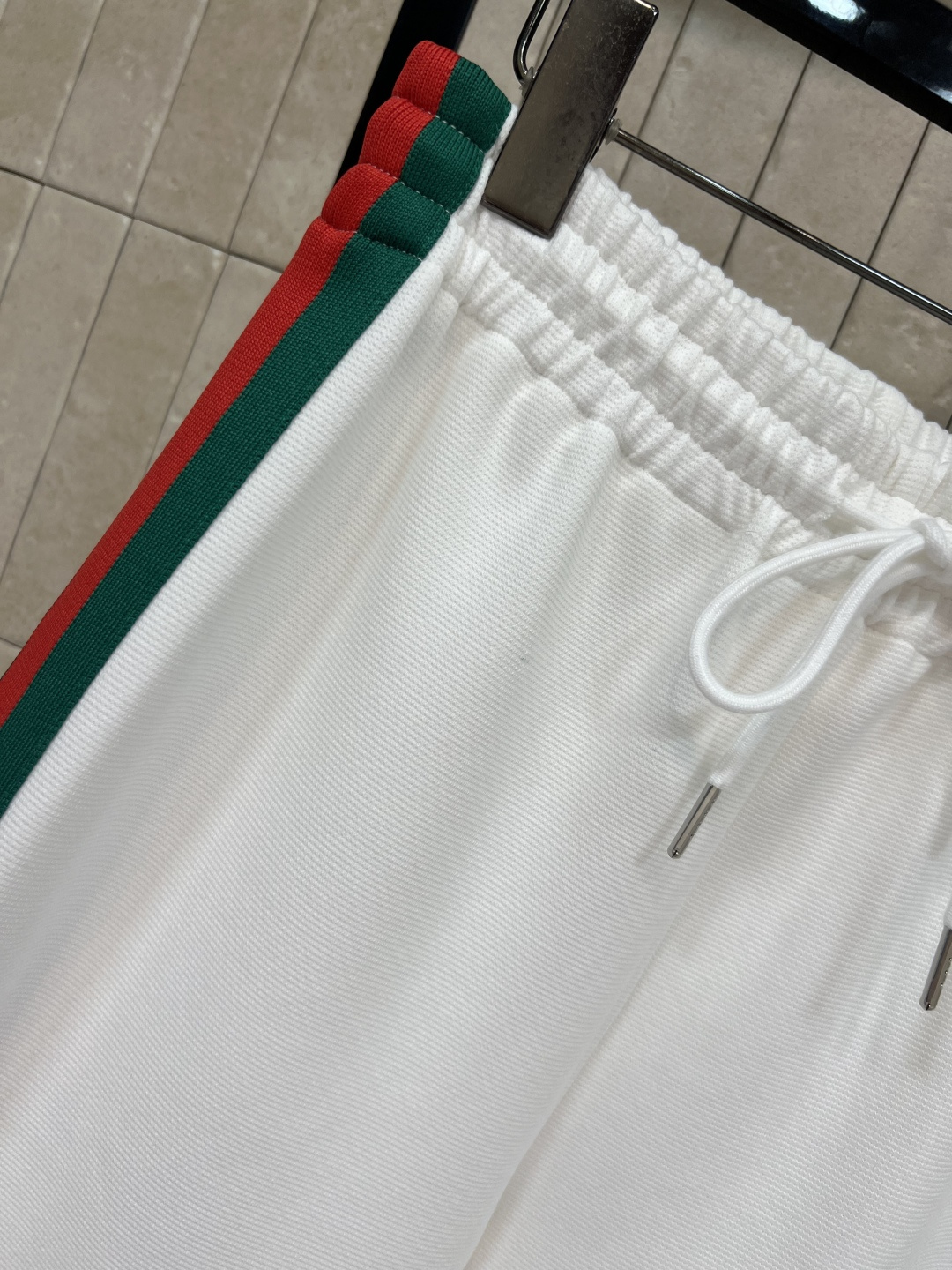 G家 25早秋新款 高腰阔腿卫裤 裤子侧边红绿织带标识 经典耐看大气时髦 搭配同系列上衣 上身运动休闲又