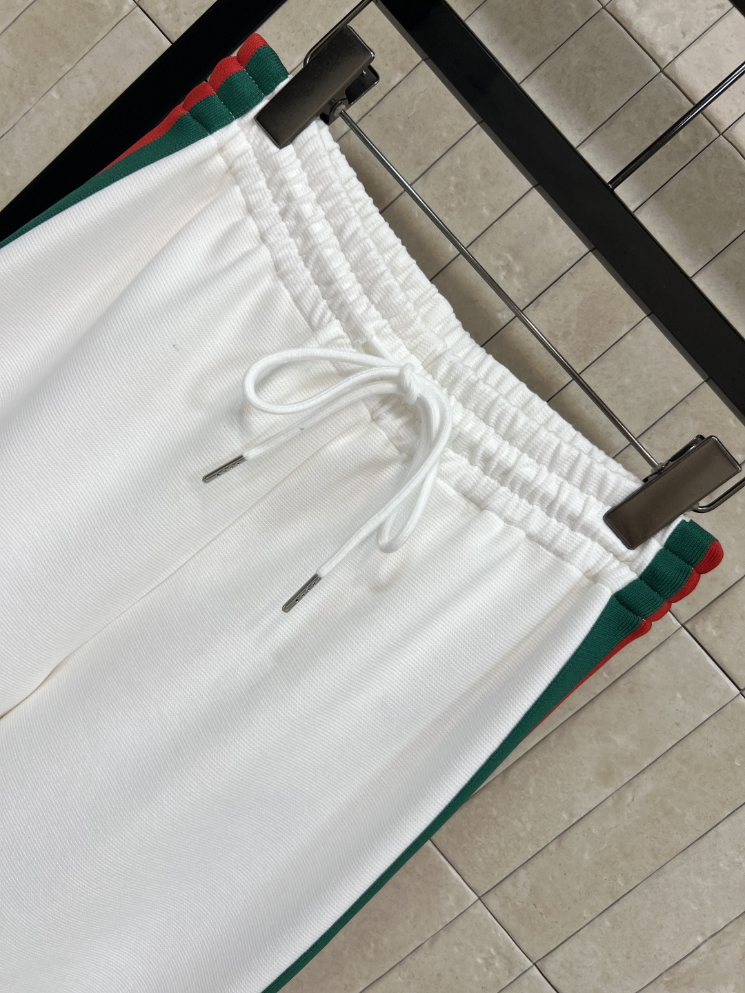 G家 25早秋新款 高腰阔腿卫裤 裤子侧边红绿织带标识 经典耐看大气时髦 搭配同系列上衣 上身运动休闲又