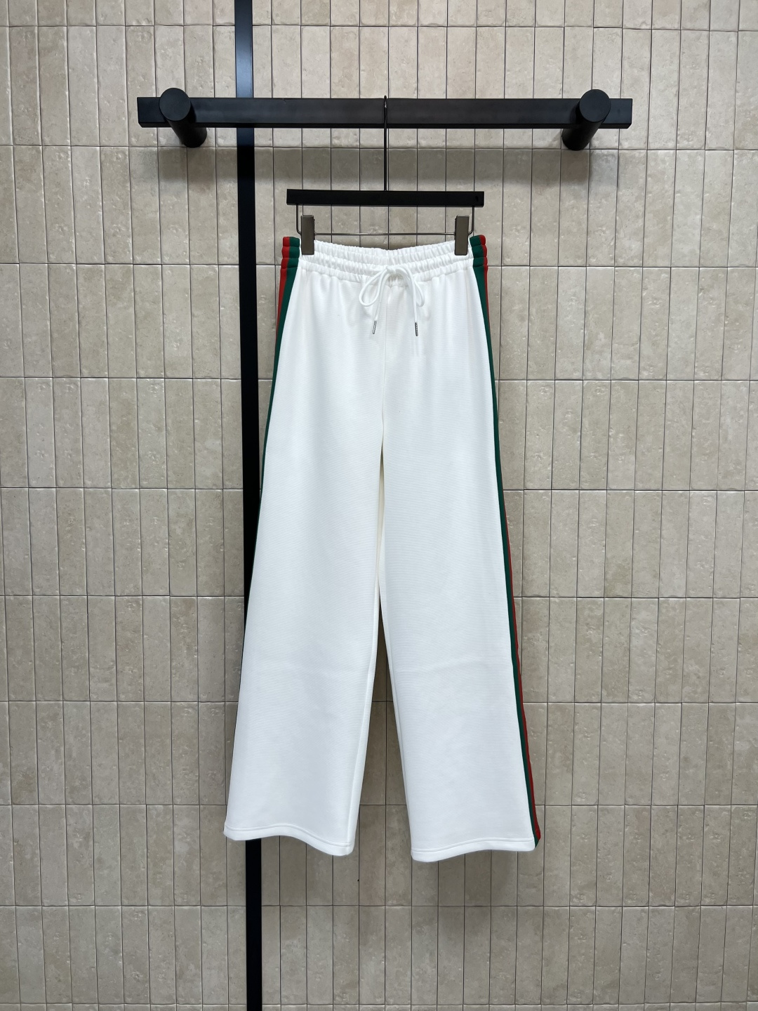 NO:472457,G Home 25 early autumn new style, high waist wide-leg waist pants, red and green webbing logo on the side of the pants, classic, durable, atmospheric and fashionable, matched with the same series of tops, sports and leisure, age-reducing, daily laziness outfits for street sports, three-digit Size/S-M-L,,gucci,alexander wang19860909G家 25早秋新款 高腰阔腿卫裤 裤子侧边红绿织带标识 经典耐看大气时髦 搭配同系列上衣 上身运动休闲又减龄 日常出街运动懒人穿搭 一色三码Size/S-M-L,,gucci,alexander wang,Women's clothing