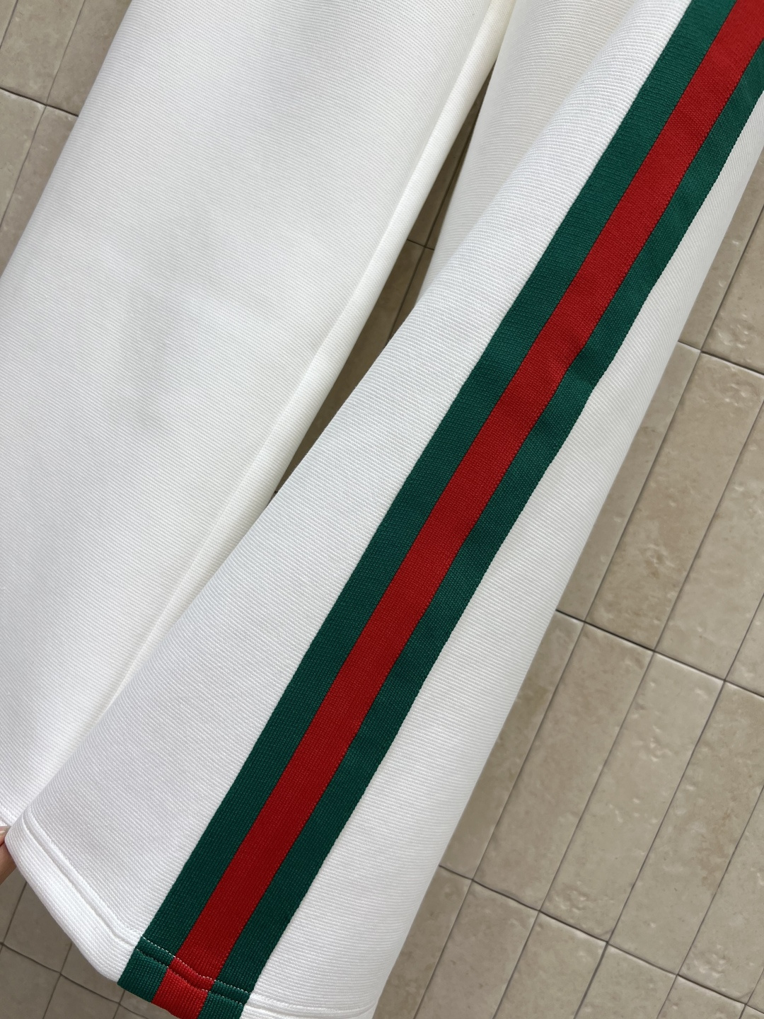 G家 25早秋新款 高腰阔腿卫裤 裤子侧边红绿织带标识 经典耐看大气时髦 搭配同系列上衣 上身运动休闲又