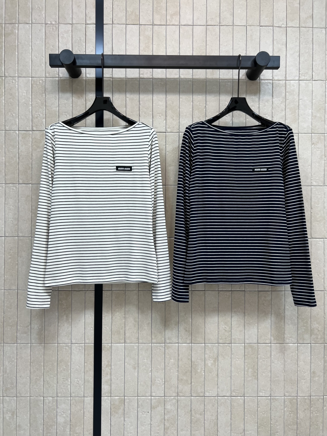 NO:472470,MIu Home 25 early autumn new style striped one-shoulder long-sleeved top with letter patch on the chest logo loose fit fabric soft and comfortable classic striped color scheme loose and comfortable to add casual and casual sexiness. It feels very comfortable to match it easily. It looks tall, slim and versatile. It is casual and sexy and tender. It is really sensible. Two colors and three codes Size/S-M-L,,miumiu,alexander wang19860909MIu家 25早秋新款 条纹一字肩长袖上衣 胸口字母贴布小logo 宽松版型面料柔软舒服 巨显白的经典条纹配色 宽松舒适增添休闲随性感 随意搭配都很觉 显高又显瘦又百搭 随意又性感若隐若现的温柔 真的很小心机哦两色三码Size/S-M-L,,miumiu,alexander wang,Women's clothing