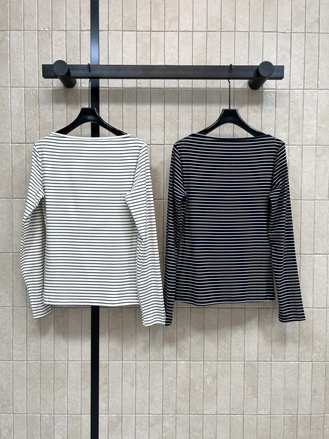 MIu家 25早秋新款 条纹一字肩长袖上衣 胸口字母贴布小logo 宽松版型面料柔软舒服 巨显白的经典条