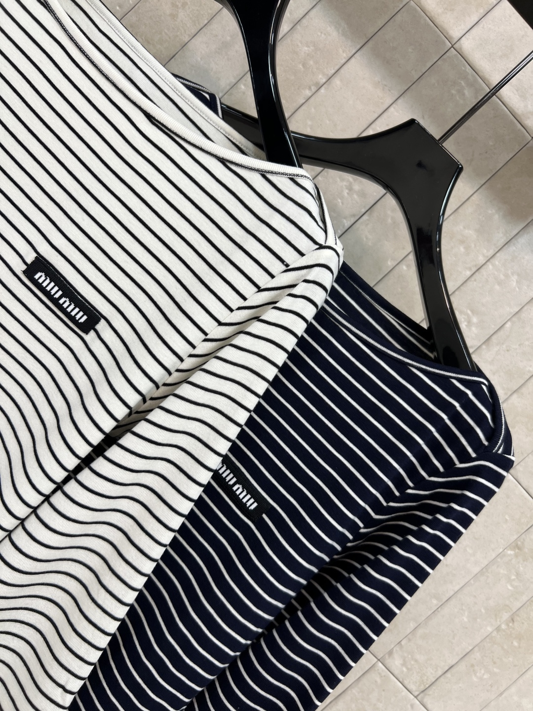 MIu家 25早秋新款 条纹一字肩长袖上衣 胸口字母贴布小logo 宽松版型面料柔软舒服 巨显白的经典条