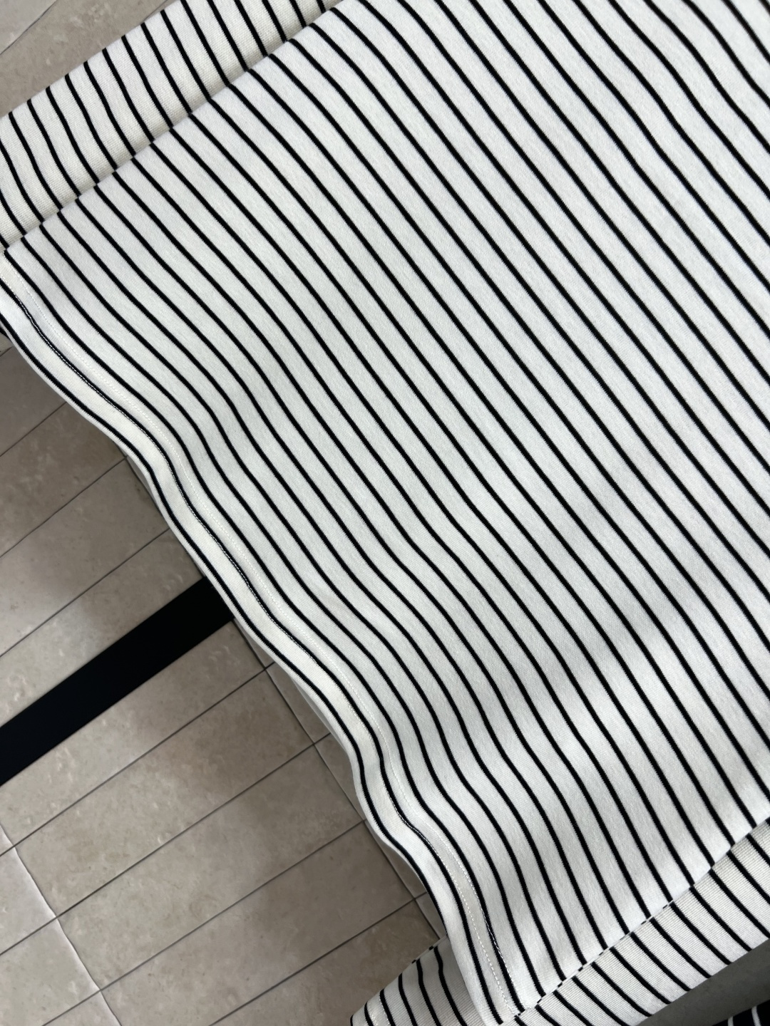 MIu家 25早秋新款 条纹一字肩长袖上衣 胸口字母贴布小logo 宽松版型面料柔软舒服 巨显白的经典条