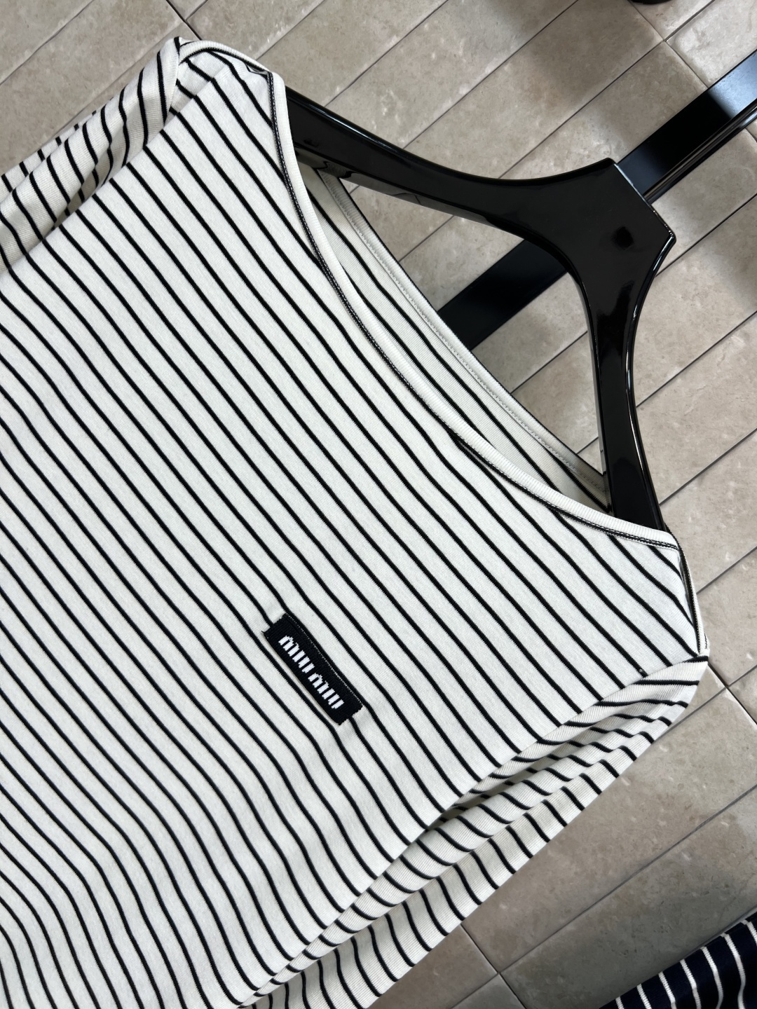 MIu家 25早秋新款 条纹一字肩长袖上衣 胸口字母贴布小logo 宽松版型面料柔软舒服 巨显白的经典条