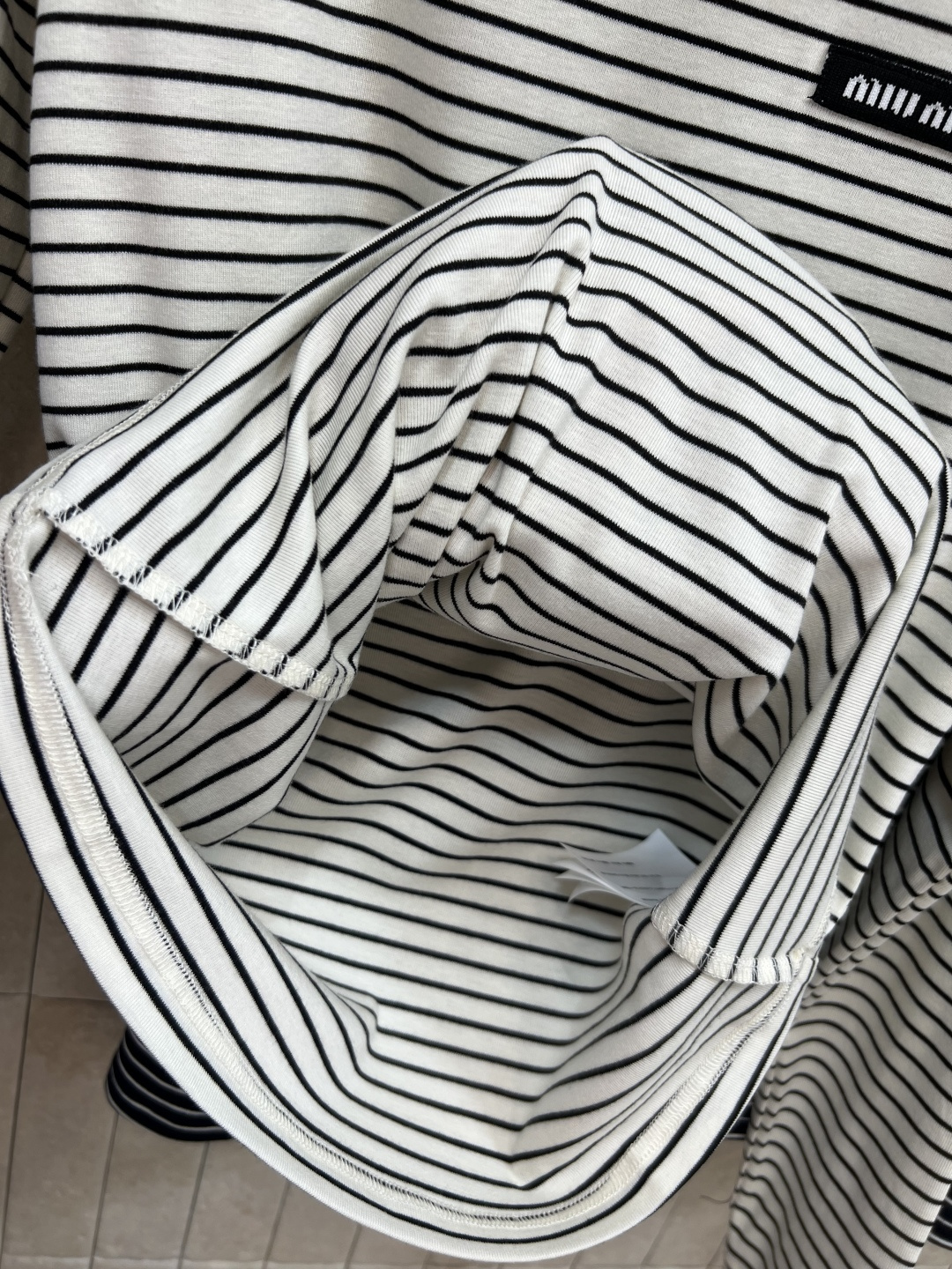 MIu家 25早秋新款 条纹一字肩长袖上衣 胸口字母贴布小logo 宽松版型面料柔软舒服 巨显白的经典条