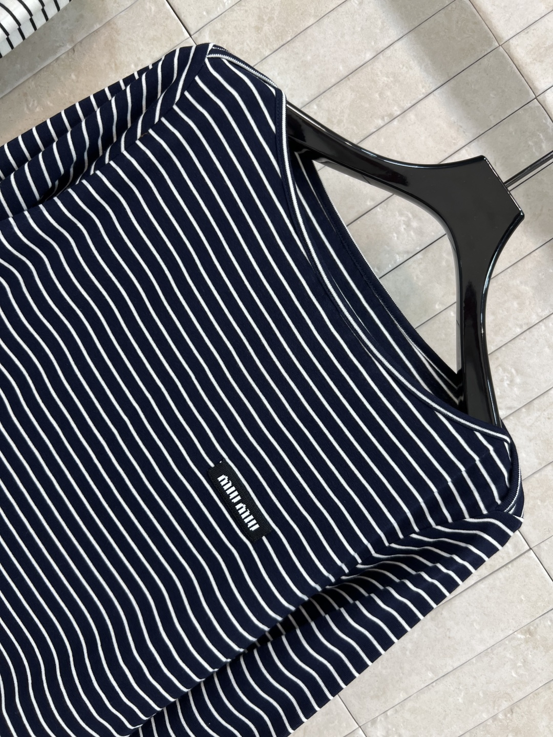 MIu家 25早秋新款 条纹一字肩长袖上衣 胸口字母贴布小logo 宽松版型面料柔软舒服 巨显白的经典条