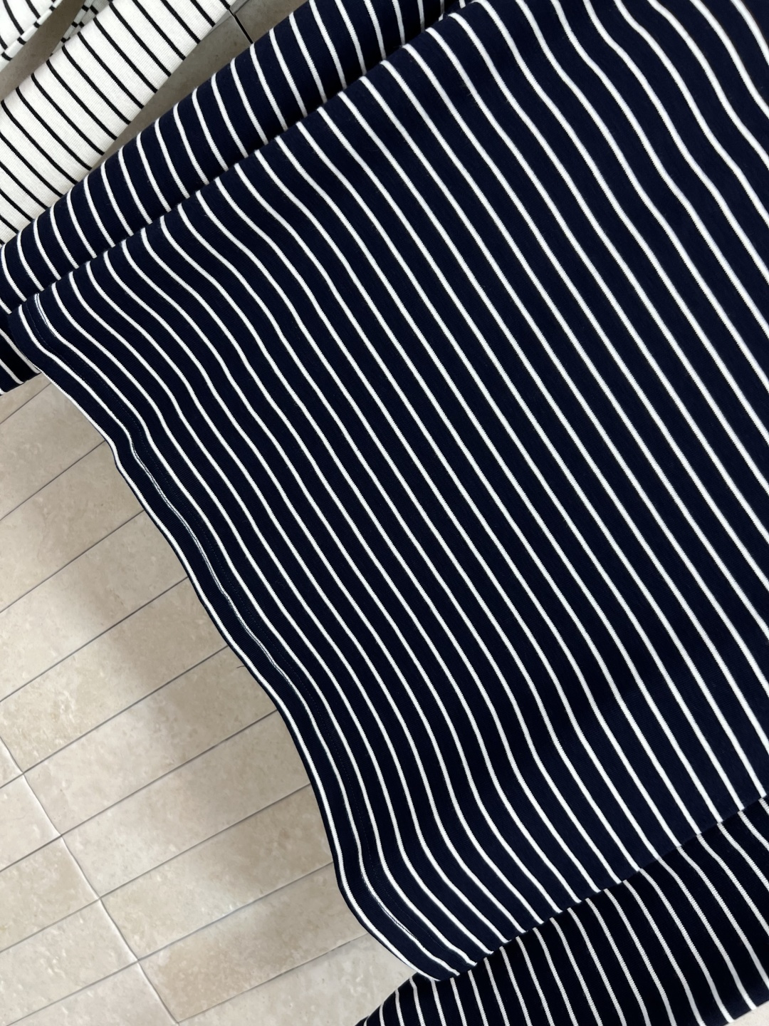 MIu家 25早秋新款 条纹一字肩长袖上衣 胸口字母贴布小logo 宽松版型面料柔软舒服 巨显白的经典条