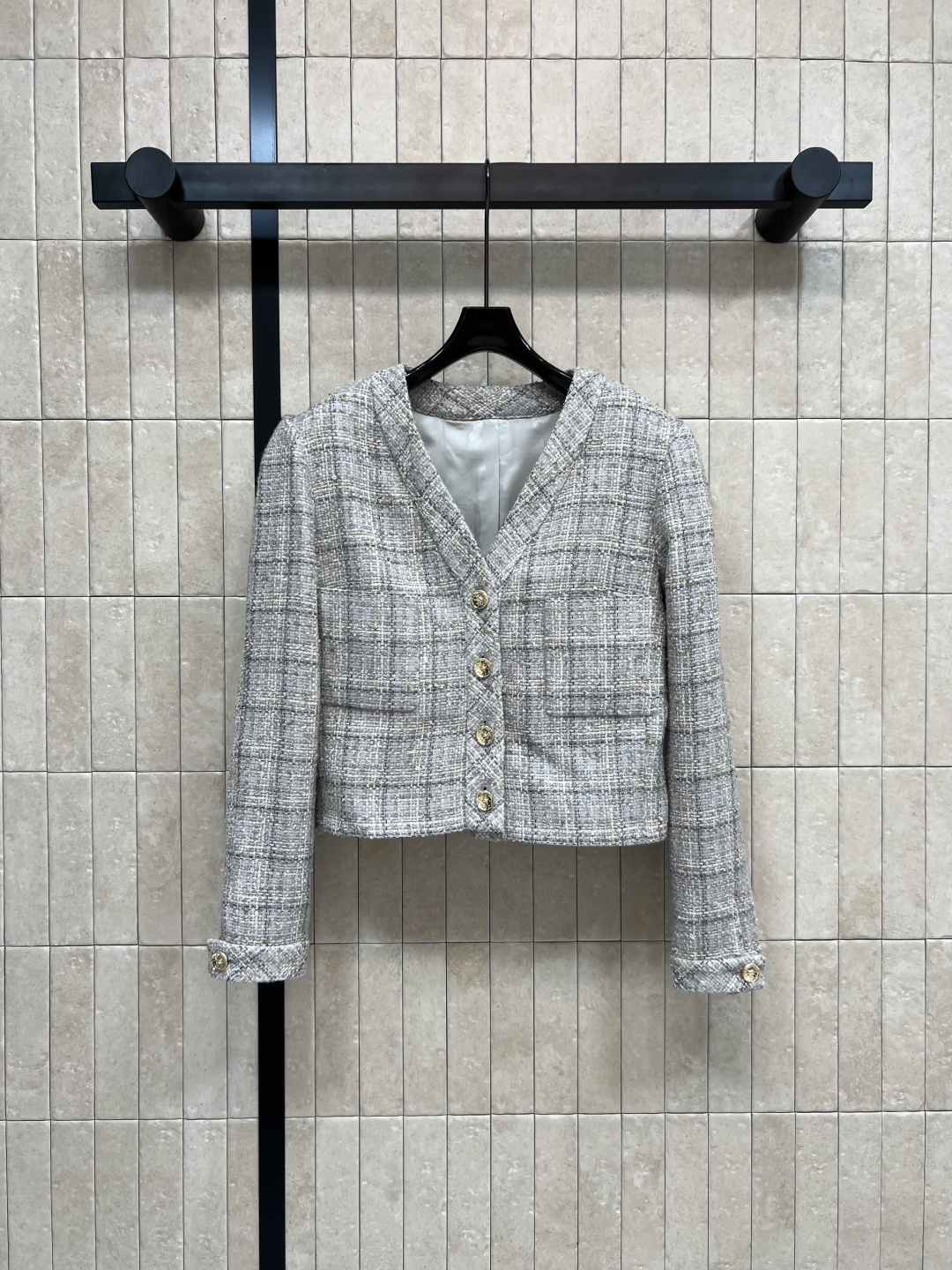 NO:472480,Xiaoxiangjia 25 early autumn new style, plaid tweed V-neck short jacket, French style, V-neck short slim fit, top body temperament and girly, uses a variety of colorful yarns to woven tweed fabrics, the whole piece is also plaid tailored, special craftsmanship, custom-made hardware buttons, great details, one color three codes Size/36-38-40,,chanel, jackets & coats,alexander wang19860909小香家 25早秋新款 格纹粗花呢V领短款外套 自带法式的名媛范 V领短款修身版型 上身气质又少女感十足 采用多种彩色纱线编织软呢面料 整件也是对格纹剪裁 特费工艺 开模定制的五金纽扣 细节很赞 一色三码 Size/36-38-40,,chanel,jackets & coats,alexander wang,Women's clothing