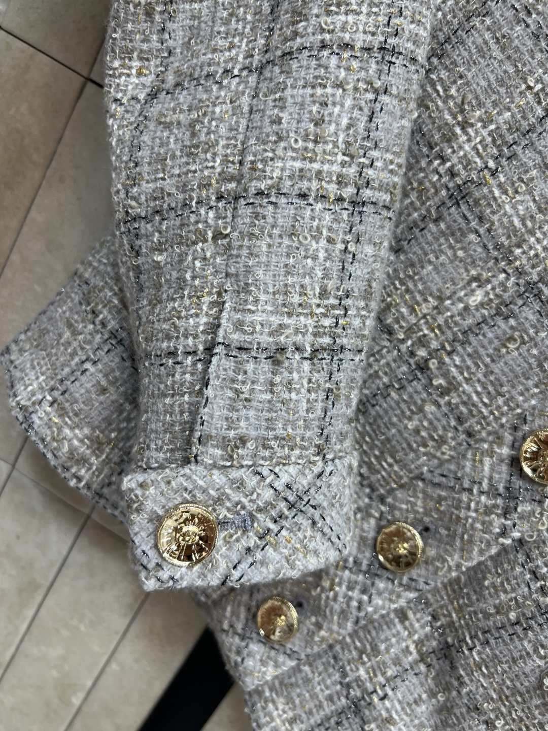 小香家 25早秋新款 格纹粗花呢V领短款外套 自带法式的名媛范 V领短款修身版型 上身气质又少女感十足 